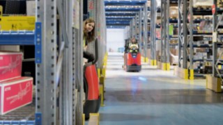 Preparador de pedidos de la serie N20 de Linde Material Handling El Linde Bluespot™ en un preparador de pedidos de la serie N20 de Linde Material Handling utiliza la luz como sistema de alerta visual temprana.